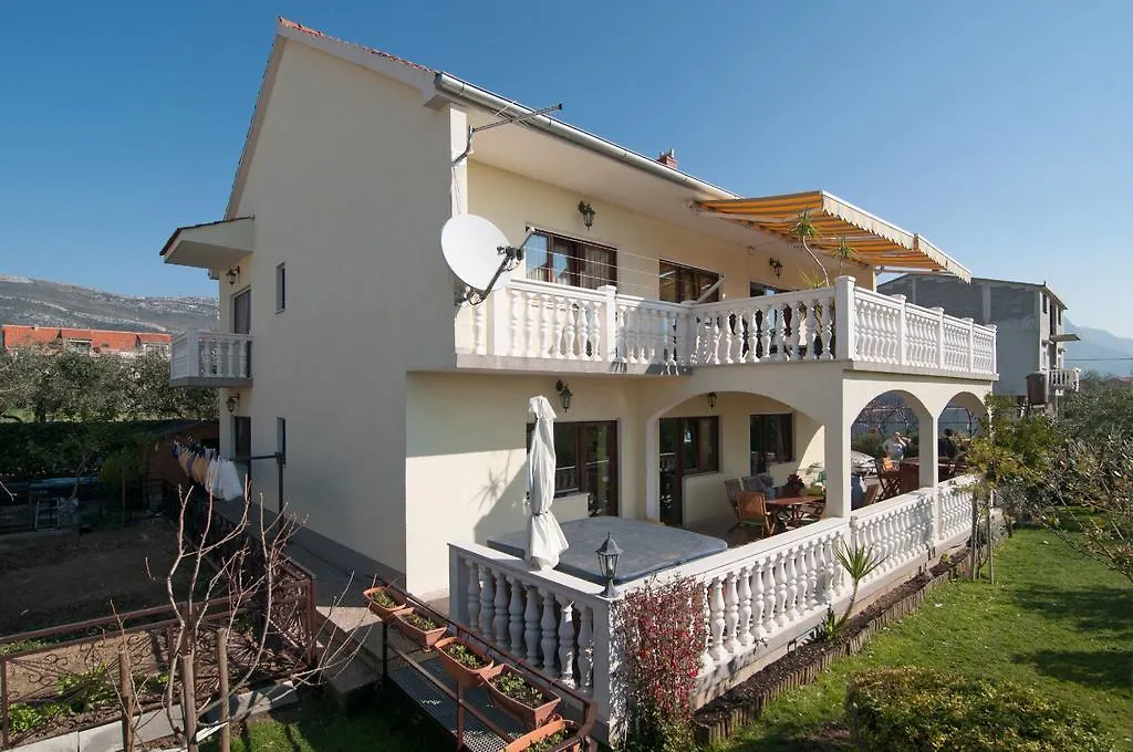 Apartments Corana Kaštela
