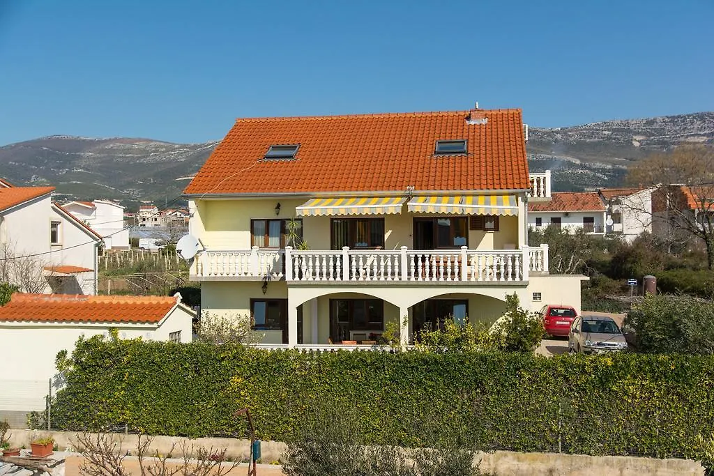 Apartments Corana Kaštela
